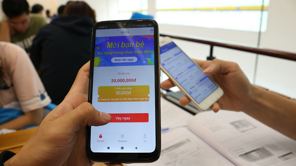 Cẩn thận ứng dụng vay tiền online 1 Ảnh: Nhiều ý kiến cho rằng, việc vay tiền online gần như hình thức cho vay tín dụng