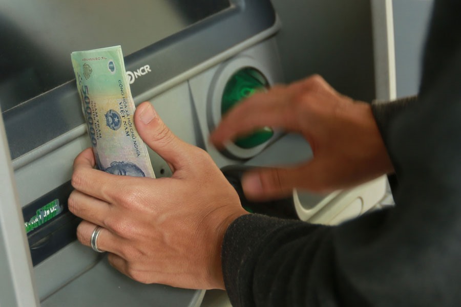 Cách rút tiền thẻ tín dụng tại cây ATM như thế nào? 2 Cách rút tiền thẻ tín dụng tại cây ATM như thế nào?