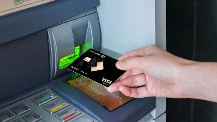 Rút tiền bằng thẻ tín dụng, ngân hàng tính phí bao nhiêu? 1 Rút tiền bằng thẻ tín dụng, ngân hàng tính phí bao nhiêu?