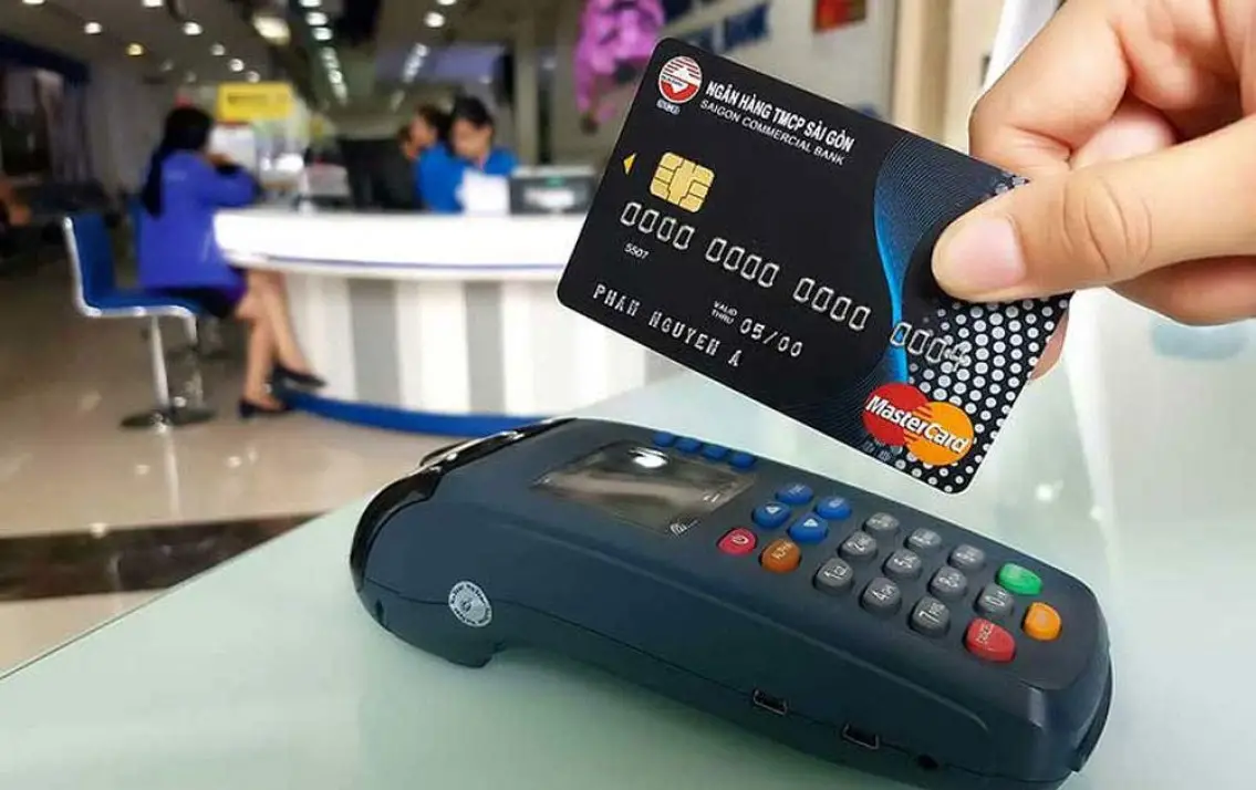 Cà thẻ tín dụng lấy tiền mặt mất phí không và nên hay không? 1 Cà thẻ tín dụng lấy tiền mặt mất phí không và nên hay không?