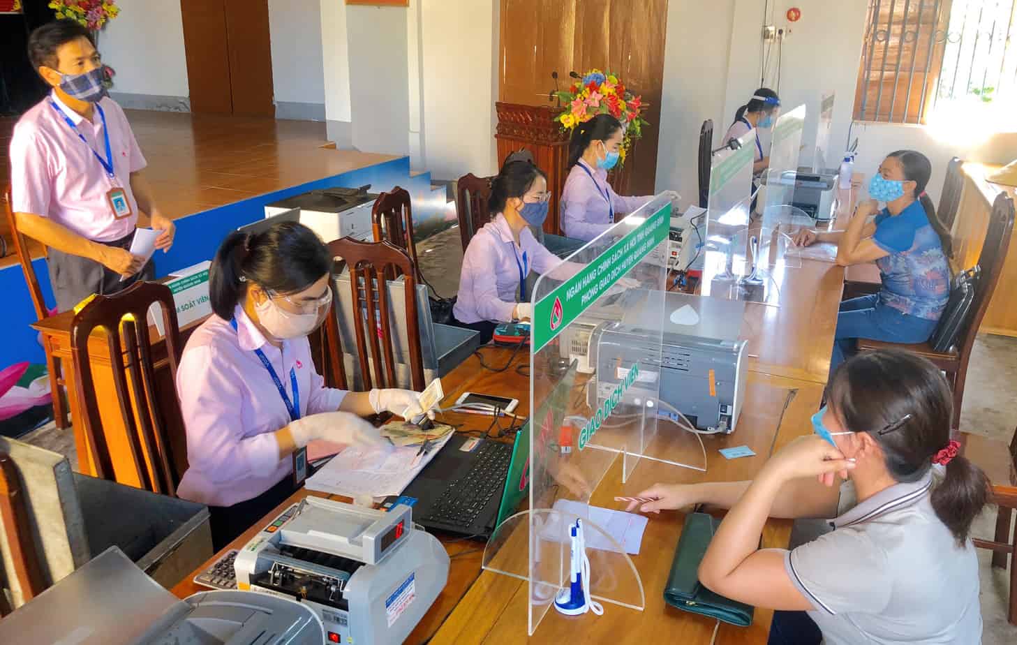 Giảm lãi suất để hỗ trợ tiêu dùng 2 Giảm lãi suất để hỗ trợ tiêu dùng